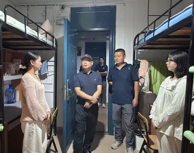 暖心走访送关怀 情系新生启新程——学院领导率队走访慰问2026级新生
